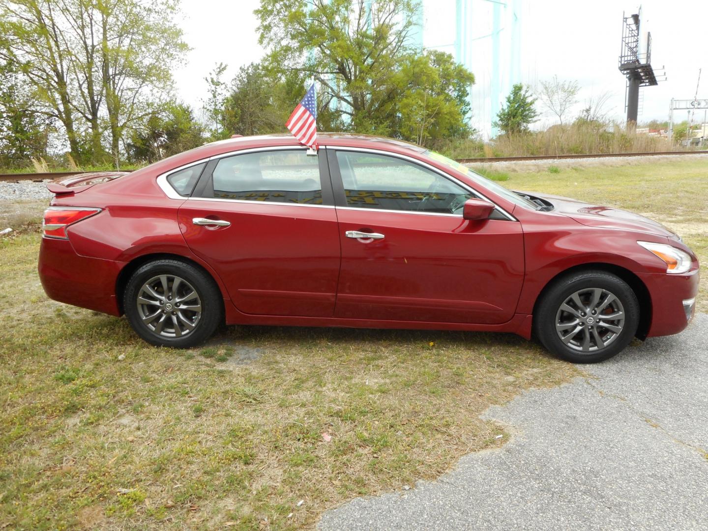 2015 Red Nissan Altima 2.5 S (1N4AL3AP4FC) with an 2.5L L4 DOHC 16V engine, Continuously Variable Transmission transmission, located at 2553 Airline Blvd, Portsmouth, VA, 23701, (757) 488-8331, 36.813889, -76.357597 - Down Payment: $1499 Weekly Payment: $110 APR: 23.9% Repayment Terms: 42 Months ***CALL ELIZABETH SMITH - DIRECTOR OF MARKETING @ 757-488-8331 TO SCHEDULE YOUR APPOINTMENT TODAY AND GET PRE-APPROVED RIGHT OVER THE PHONE*** - Photo#4